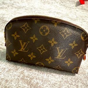 Authentic Louis Vuitton make up case. In great condition!